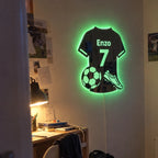 Beispiel eines Fußballspiegels mit grünem LED-Licht im Zimmer.
