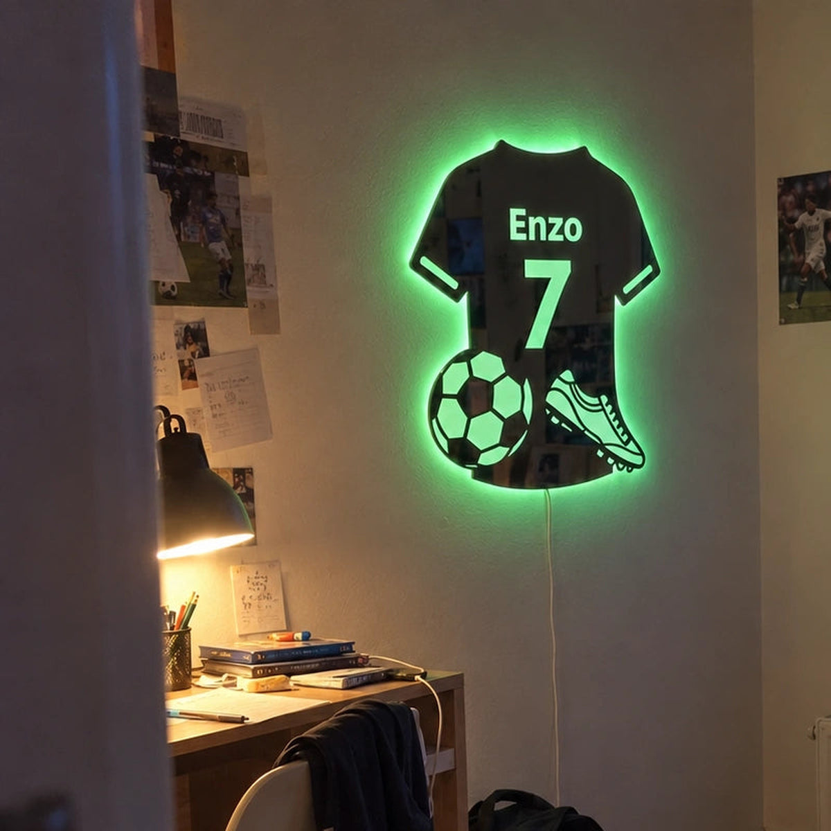 Beispiel eines Fußballspiegels mit grünem LED-Licht im Zimmer.